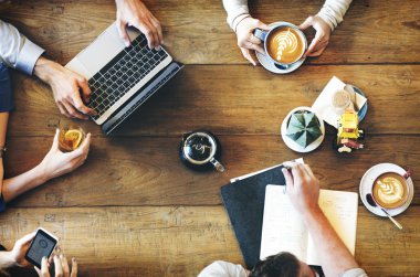 toplantıda çeşitli insanlar