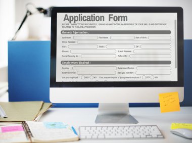 Bilgisayar ofiste tabloda