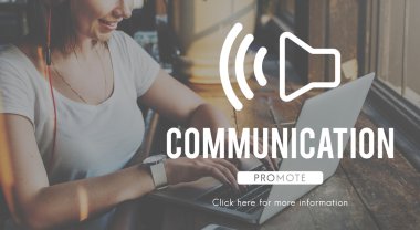 Kafede dizüstü bilgisayarı olan genç bir kadın.