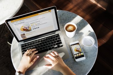 kişi bilgisayar ile çalışma 