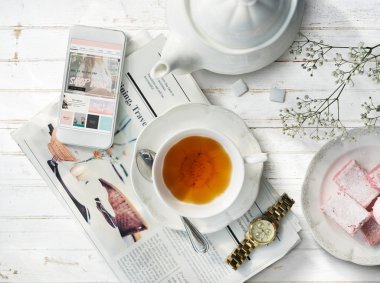 çay ve masa üstünde hareket eden