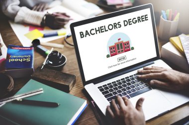 Laptop klavyesinde yazan kişi