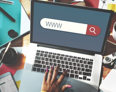 Dizüstü bilgisayarda yazan kadın klavyesi