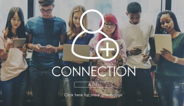 Dijital cihazlar kullanan öğrenciler 