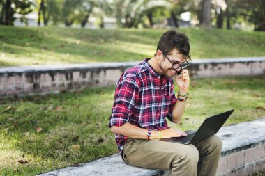 yakışıklı adam laptop ile çalışma