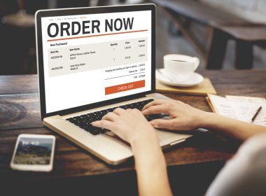 Dizüstü bilgisayar kullanan kadın