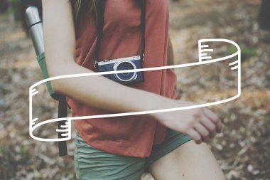 Yalnız yürüyen kadın 