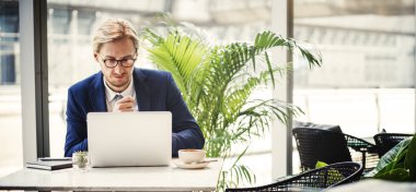 İşadamı dizüstü bilgisayarla çalışıyor