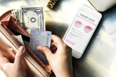 Kredi kartı tutan kadın.