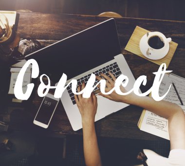 kadın Cafe laptopa ile çalışma