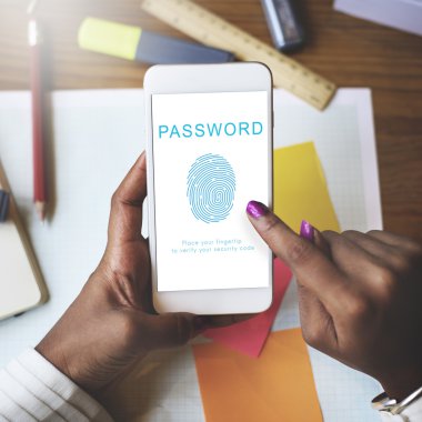 kişi akıllı telefon tarama