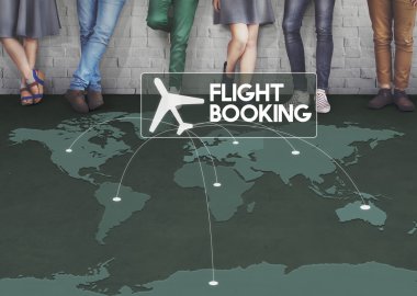 bir grup insan duvarının yakınında