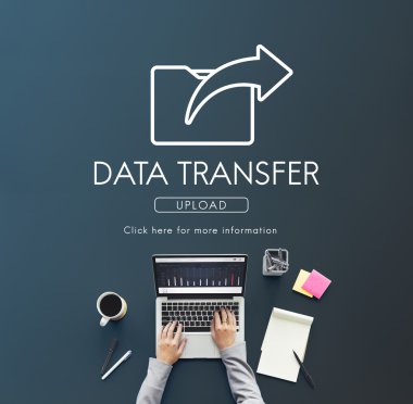 laptop ile çalışan kişi 