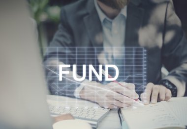 İşadamı dizüstü bilgisayarla çalışıyor