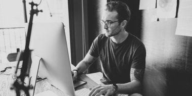 Studio dizüstü bilgisayar ile adam