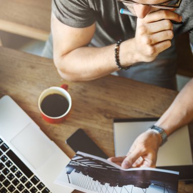 Studio dizüstü bilgisayar ile adam