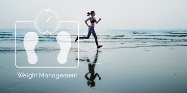 Kumsalda koşan kadın