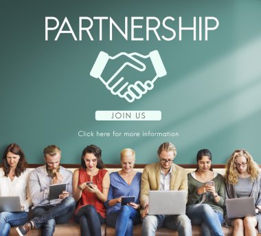 aygıtlar ve ortaklık ile insanlar oturup