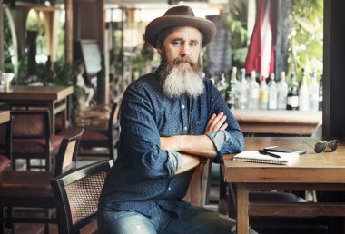 Cafe defter ile oturma adam