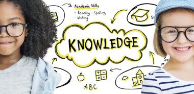 İki sevimli kız kameraya bakıyor