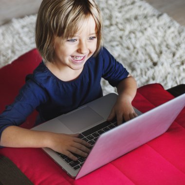 bilgisayar ile oynayan kız