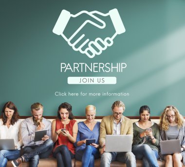 aygıtlar ve ortaklık ile insanlar oturup