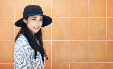 Seyahat kadın siyah şapkalı