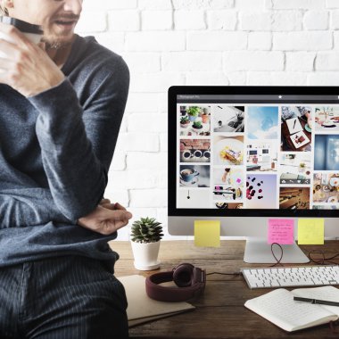 adam kahve kupa ve bilgisayar