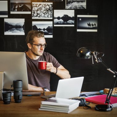 Studio dizüstü bilgisayar ile adam