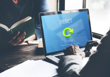 Bilgisayarla çalışma ofice erkekte