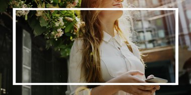 Akıllı telefon kullanan kadın