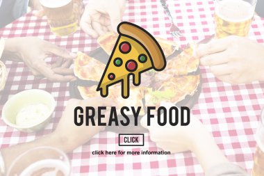 Pizza dilimleri alan insanlar