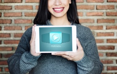 Kadın gösteren dijital tablet