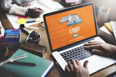 Laptop klavyesinde yazan kişi