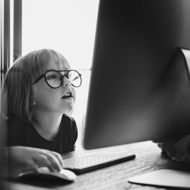 bilgisayar ile oynayan kız