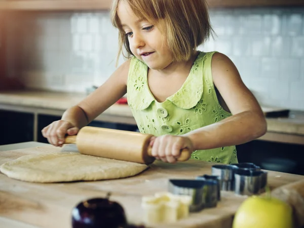 Bambina che fa biscotti — Foto Stock