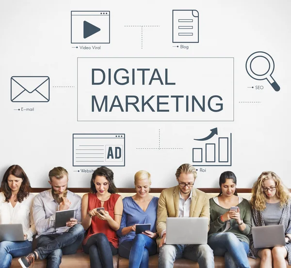 Mensen zitten met apparaten en Digital Marketing — Stockfoto