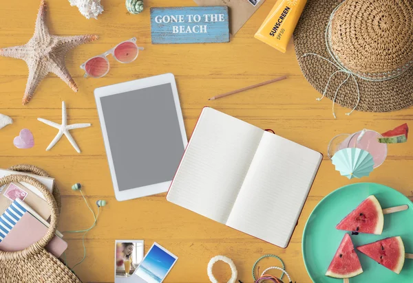 Tablet, notebook, chapéu, óculos na mesa — Fotografia de Stock