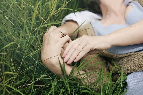 Paar hält sich die Hände — Stockfoto