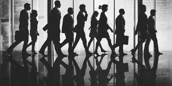Silhouetten von Geschäftsleuten zu Fuß — Stockfoto