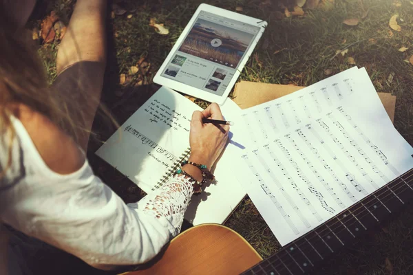 Mujer música notas papel — Foto de Stock