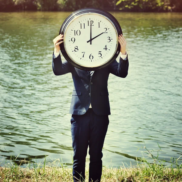 Empresário ao ar livre relógio de espera — Fotografia de Stock