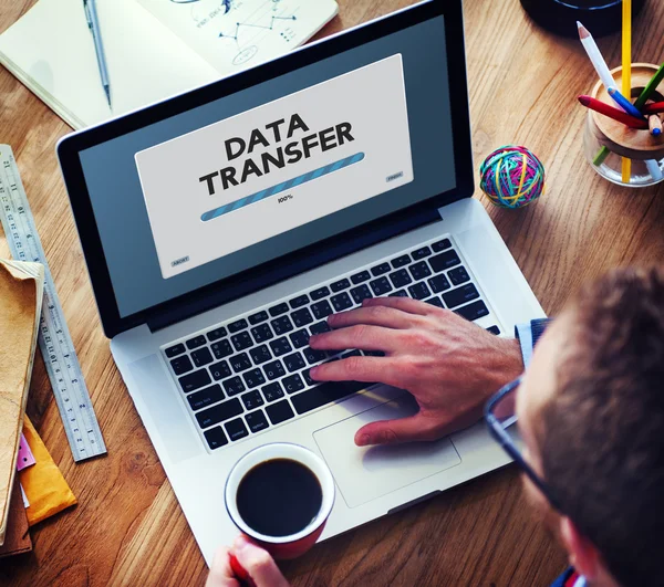 Laptop com conceito de transferência de dados — Fotografia de Stock
