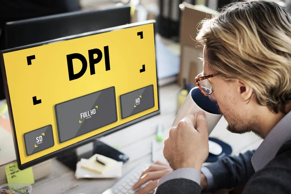 Geschäftsmann arbeitet mit Computer im Büro — Stockfoto