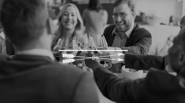 Gente de negocios Saludos con Vino En el restaurante — Foto de Stock