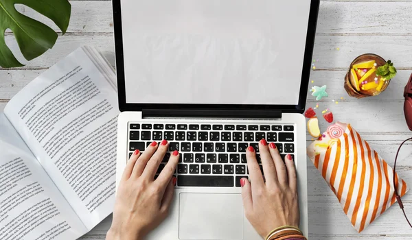 Frau arbeitet mit Laptop — Stockfoto