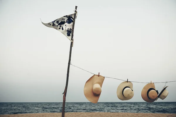 Bandera y sombreros en Summer Beach —  Fotos de Stock