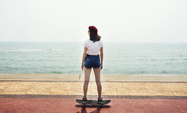 Femme équitation skateboard — Photo