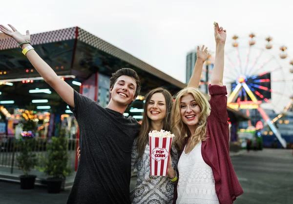Vrienden hebben plezier in attractiepark — Stockfoto