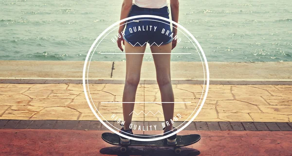 Femme équitation skateboard — Photo